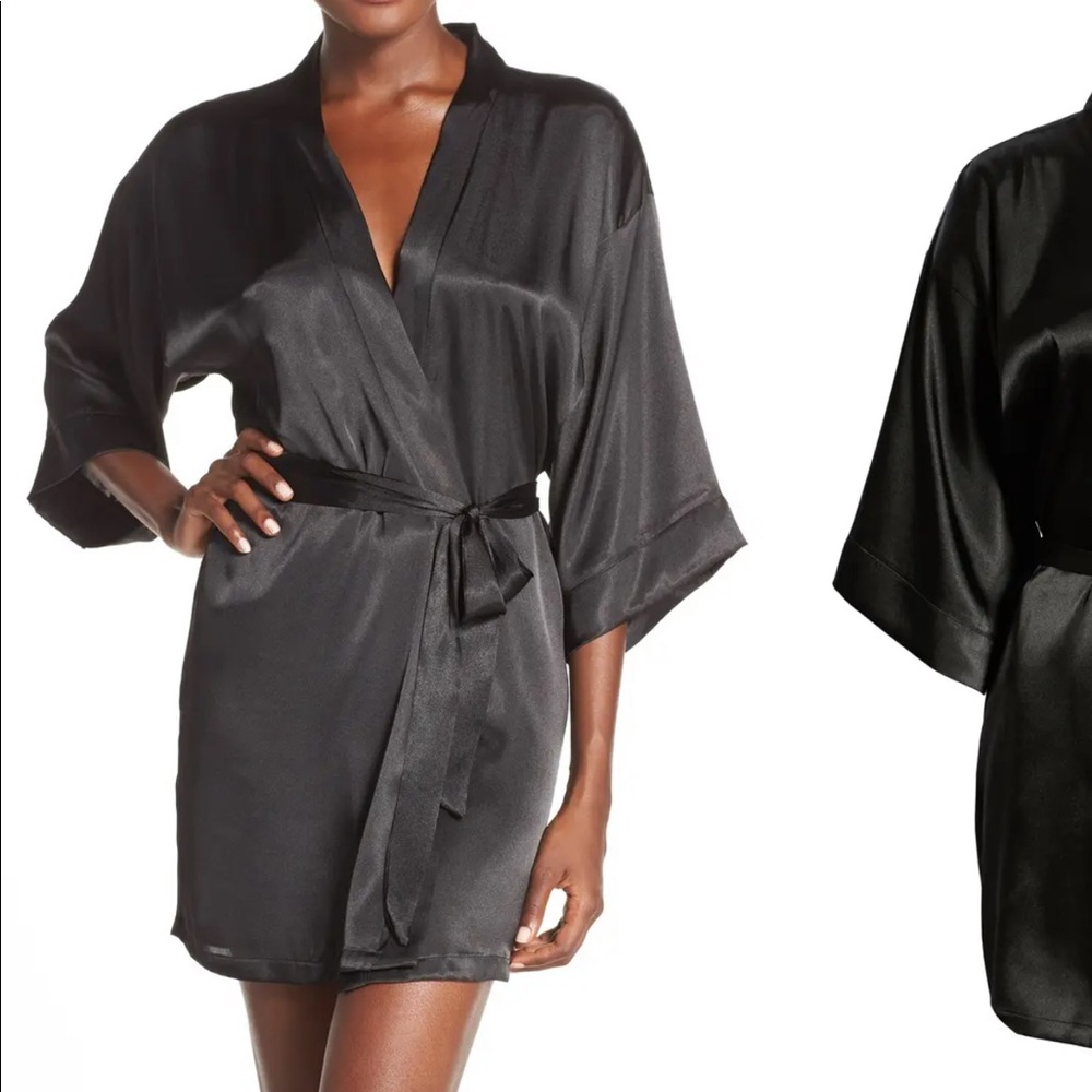 Robe - Picture 2 of 5